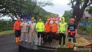 Polisi Sigap Tangani Pohon Tumbang di Jalan Raya Rejoso