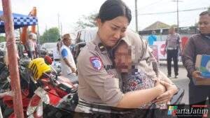 Polwan Polresta Sidoarjo Beri Pendampingan Keluarga Korban di Ponpes Al Khoziny