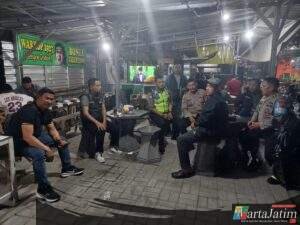 Cangkrukan Kamtibmas Kapolsek Krian Bersama Anggota Wujudkan Kampung Aman