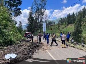 Aksi Cepat Tanggap Polres Probolinggo Tangani Tanah Longsor di Jalur Bromo