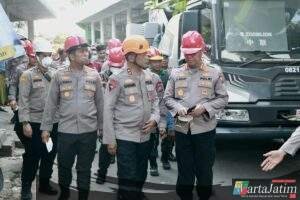 Kapolda Jatim Tinjau Evakuasi Korban Robohnya Bangunan Ponpes Al Khoziny di Sidoarjo