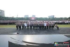 Kapolda Jatim Beri Penghargaan untuk 263 Personel dan KPLB bagi Bripda Ahmad Ricky