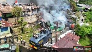 Quick Respon Polri Bantu Padamkan Kebakaran di Kodam Lama Jayapura