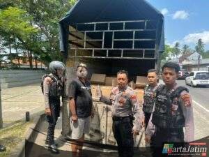 Patroli Polresta Banyuwangi Berhasil Gagalkan Penyelundupan Ribuan Botol Arak dari Bali
