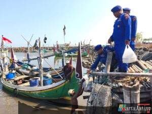 Harkamtibmas : Patroli Pesisir Polres Situbondo Berbagi Nasi Bungkus untuk Nelayan