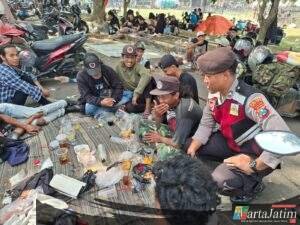 Sat Samapta Polres Kediri Kota Sita Puluhan Botol Miras Oplosan di Acara Kediri Scooter Festival