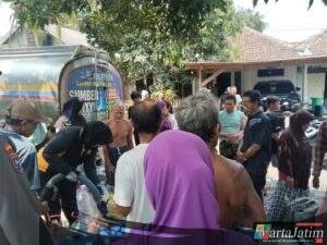 Polri Untuk Masyarakat : Polisi Datangkan Dua Tangki Air Bersih untuk Warga Kenduruhan Pasuruan