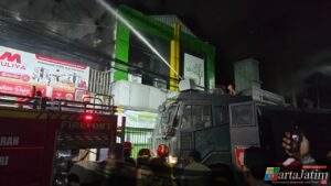 Bantu Padamkan Kebakaran Yang Buat Panik Warga,Sat Samapta Dan Mobil Rantis AWC  Polres Kediri Kota Di Terjunkan Ke Lokasi