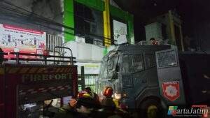 Water Cannon Polres Kediri Kota Berjibaku Padamkan Kebakaran Toko Perabotan di Jalan Dhoho
