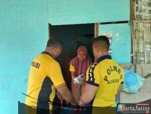 Polsek Jatikalen Bagikan Nasi Bungkus Jumat Berkah untuk Warga dan Pengguna Jalan