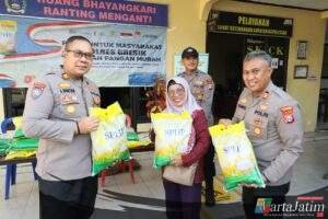 Senyum Sumringah Warga , Peroleh Beras Murah dari Polres Gresik di Hari Pangan Sedunia