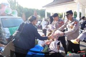 Humanis, Polisi Berbagi Roti dan Air untuk Massa Aksi Damai Alumni Ponpes di Situbondo Berlangsung Sejuk