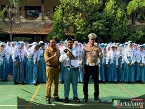 Bangun Karakter Pelajar, Polres Kediri Kota Gaungkan Police Goes to School di Upacara Senin Pagi