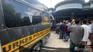 Ambulans Gratis Polres Gresik Antar Jenazah Pahlawan Devisa Asal Desa Lowayu ke Rumah Duka