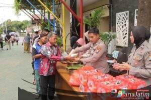 Hangatnya Jumat Berkah di Polres Kediri, Polisi dan Warga Santap Siang Bersama