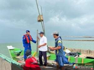 Cegah Konflik Antar Nelayan Satpolairud Polres Gresik Bongkar Dua Rumpon di Perairan Utara