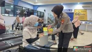 Polisi Menyapa Bagikan Brosur Di Satpas Polres Kediri