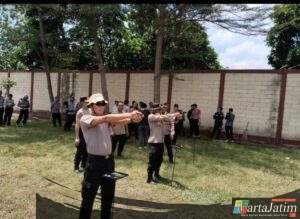 Latihan Menembak Polres Kediri Kota, Kapolres Tekankan Profesionalisme dan Kesiapsiagaan Personel
