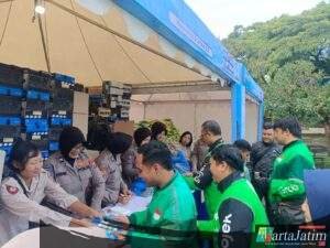 Ribuan Driver Ojol Deklarasi Kamtibmas “Jogo Jatim” di Stadion Gajayana Polresta Malang Kota Berbagi Beras dan Helm Gratis