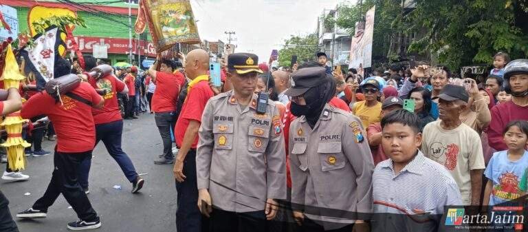 Polsek Krian Kawal Meriahnya Kirab Budaya Kong Tek Cun Ong