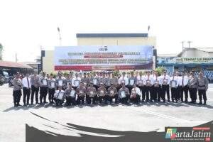 Kapolres Kediri Beri Penghargaan kepada Masyarakat Yang Membantu Tugas Polri & Personel Yang Berprestasi