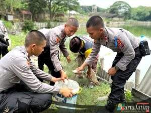 ‘Live In’ : Siswa Diktukba SPN Polda Jatim Edukasi Budidaya Bandeng dan Jamur di Gresik