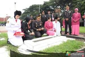 Hari Pahlawan, Kapolres Kediri beserta Wakil Bupati dan Ketua Bhayangkari Cab. Kediri Ziarah dan Tabur Bunga di TMP Canda Bhirawa Pare