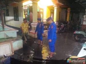 Polisi Ajak Warga Pesisir Situbondo Jaga Kebersihan Lingkungan dan Waspada Banjir Rob
