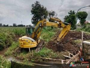 Normalisasi Kali Ngampel,Dinas PUPR Kota Kediri Turunkan Alat Berat