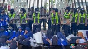 Aksi Humanis: Polwan Bojonegoro Berbagi Air Mineral kepada Massa Unjuk Rasa