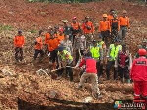 Polri Kerahkan 155 Personel, 4 Anjing Pelacak, dan Perkuat Operasi SAR Longsor Cibeunying 21 Warga Tertimbun