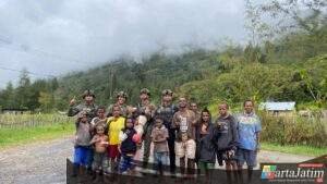 Personel Ops Damai Cartenz Tebar Keceriaan Bersama Anak-Anak di Distrik Bibida, Paniai