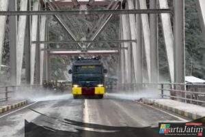 Polres Lumajang Kerahkan Mobil AWC, Bersihkan Sisa Lumpur APG Semeru di Jembatan Besuk Koboan