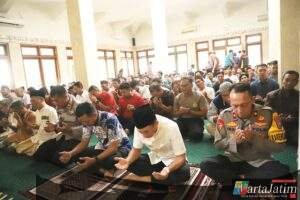 Dekat dan Melayani: Personel Polres Kediri Kota Sholat Jumat dan Tebar Kebaikan