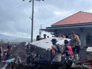 Satbrimob Polda Jawa Timur Perkuat Operasi Kemanusiaan Pasca Erupsi Semeru