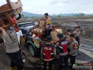Polda Jatim Bantu Warga Evakuasi Barang Berharga di Tengah Erupsi Gunung Semeru