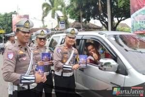 Operasi Zebra Semeru Polres Magetan Berbagi Bunga dan Coklat Ajak Warga Tertib Lalin