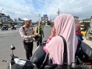 Operasi Zebra Semeru Polresta Malang Kota Bagikan 100 Helm Gratis