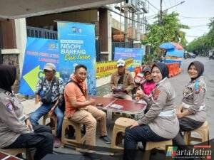 Ditlantas Polda Jatim Ngopi Bareng Warga Sosialisasi Tertib Lalin di Operasi Zebra Semeru