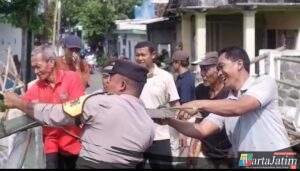 Kerja Bakti di Sungai Ploso, Polsek Nganjuk Kota Ajak Warga Antisipasi Banjir