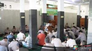 Binrohtal Polres Nganjuk Tekankan Pentingnya Salat Tepat Waktu sebagai Cermin Disiplin Anggota