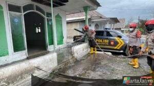 Polisi Bersihkan Tempat Ibadah dan Rumah Warga Terdampak Abu Vulkanik Semeru