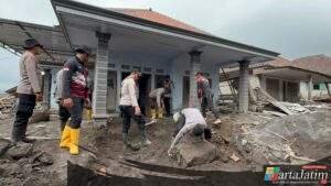 Polisi Bersihkan Rumah Warga Terdampak Erupsi Gunung Semeru di Lumajang