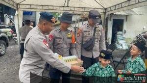 Polisi Berbagi Snack dan Susu untuk Pelajar Terdampak Erupsi Gunung Semeru