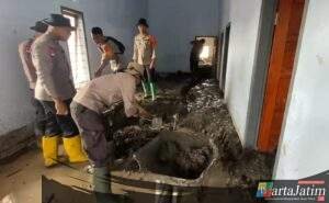 Polisi Bersihkan Rumah Warga Terdampak Erupsi Semeru di Dusun Sumbersari Lumajang