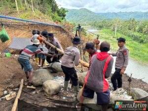 POLRI GERAK CEPAT RESPON PIDATO PRESIDEN PRABOWO, SATBRIMOBDA SULSEL BANGUN JEMBATAN GANTUNG DI SOPPENG