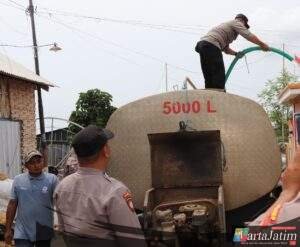 Polres Sumenep Salurkan Bantuan Air Bersih untuk Warga Desa Pinggirpapas