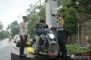 Polres Malang Bagikan Masker ke Pengendara di Perbatasan Lumajang Dampak Erupsi Semeru