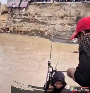 Brimob Aceh Pasang Tali Sling pada Jembatan Putus dan Geser Speed Boat untuk Mendukung Mobilitas Warga di Bireuen
