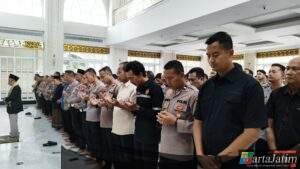 Polresta Sidoarjo Gelar Sholat Ghaib dan Doa Bersama untuk Korban Bencana Aceh Sumatera